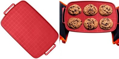 Estera de silicona roja para horno y microondas.
